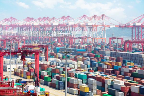 堆积在上海洋山深水港的出口货物集装箱（123RF）