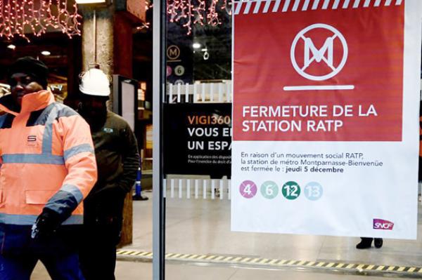 巴黎市内地铁因罢工关闭，给诸多行业带来了负面影响。（AFP/Getty Images）