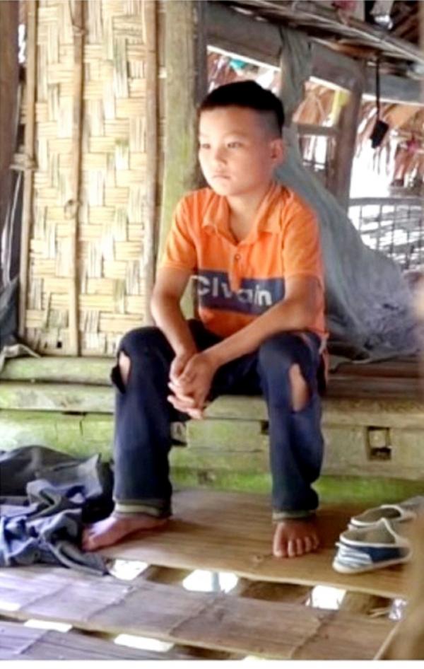 越南10岁男童邓文劝独自一人生活。