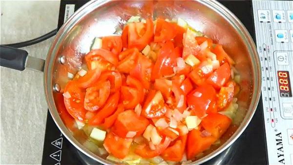 平底锅倒入洋葱，炒香，再加入西红柿，翻炒出汁水。