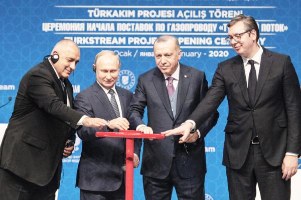 伊斯坦布尔1月8日，俄罗斯总统普京（左2）、土耳其总统埃尔多安（右2）、塞尔维亚总统武契奇（右1）以及保加利亚总理鲍里索夫（左1）出席了“土耳其溪”天然气管道项目开通仪式。（Getty Images）
