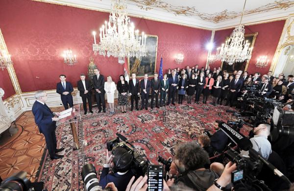 奥地利总统亚历山大•范德贝伦（左）1月7日在新联盟宣誓就职典礼上与总理库尔茨和新一届内阁成员进行会谈。（Getty Images)