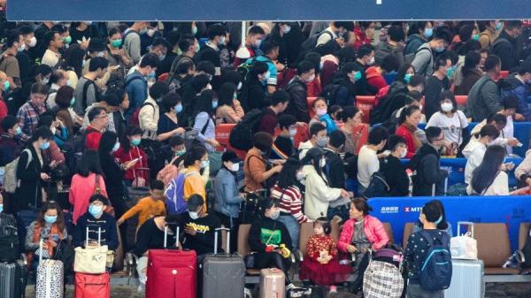 封城消息一出，引发武汉全城恐慌，全市民众迅速展开大逃亡。但有网友说：武汉至周边城市的高速已经被封死了，武汉已彻底变为孤城！（图片来源：NICOLAS ASFOURI/AFP via Getty Images）