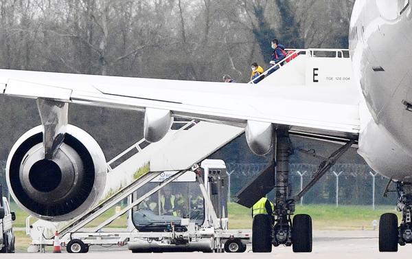 1月31日，从武汉撤侨的飞机抵达英国。（Getty Images） 