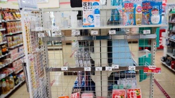 2020年2月3日，在日本东京的一家便利店里，数款口罩已售罄。（图片来源：BEHROUZ MEHRI/AFP/Getty Images）