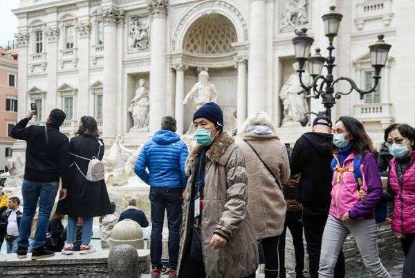 2020年1月31日，罗马市中心的旅游景点特莱维喷泉，不少中国游客都戴着口罩。（AFP/Getty Images）