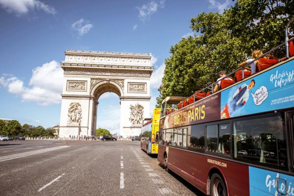 经过巴黎凯旋门的旅游巴士（123RF）
