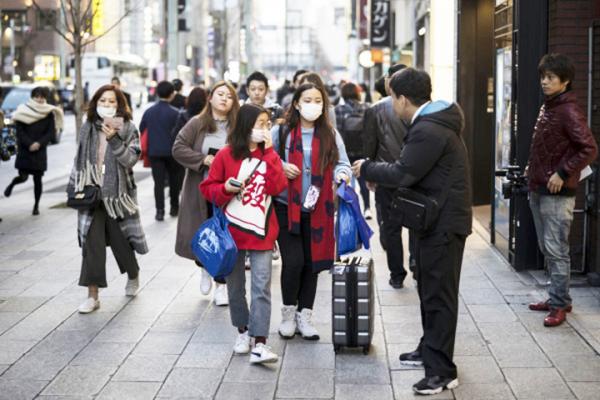 1月24日有中国游客行走在日本东京的大街上。（Getty Images）