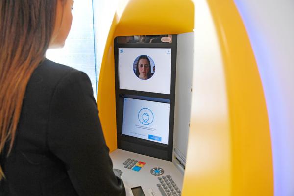 西班牙自动提款机（ATM）循环播放寻人启事。（AFP／Getty Images）