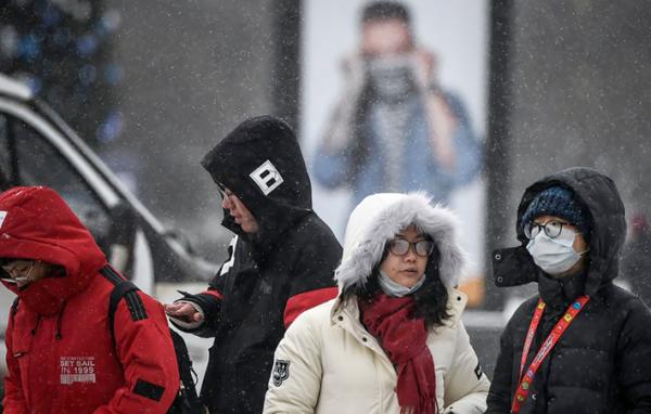 俄罗斯当局近期隔离了从中国抵达的数百名俄罗斯和中国公民，以对他们进行病毒筛查。图为1月29日俄罗斯街头戴着口罩的中国游客。（AFP/Getty Images）