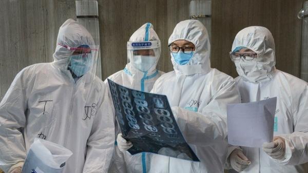 中国大陆一线医生。（图片来源：STR/AFP via Getty Images）