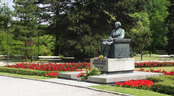 伊格纳西•帕德雷夫斯基（Ignacy Paderewski）在华沙的雕像。（123RF）