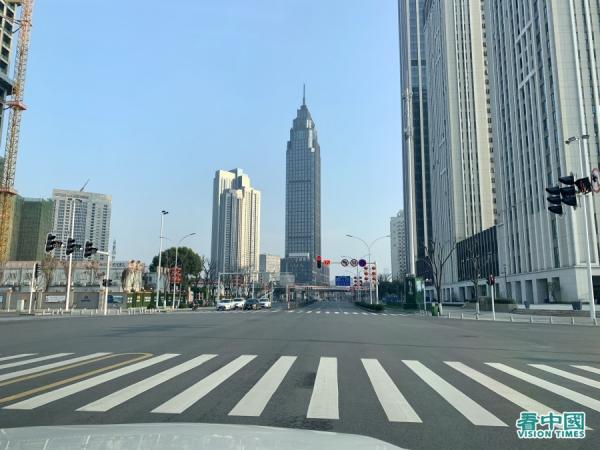 2月4日他们离开武汉时，“整个街道、市区不见人烟，空空的像个鬼城。”