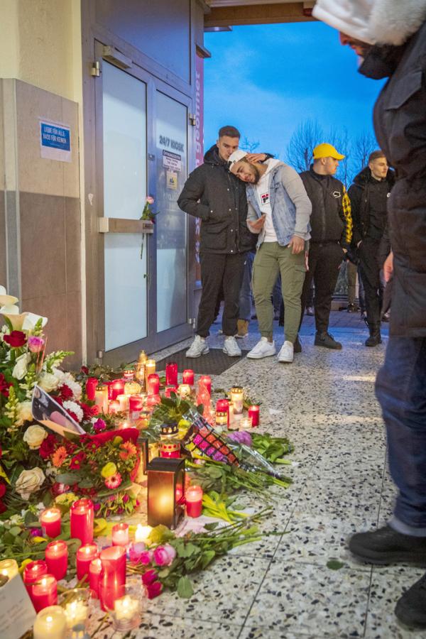德国民众悼念枪击案遇难者。（Getty Images）