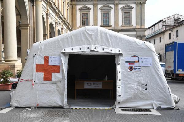 从罗马到帕多瓦，从佛罗伦萨到米兰，一个个坚固的临时帐篷，如雨后春笋般出现在各地医院。（图片来源：CARLO BRESSAN/AFP/Getty Images）
