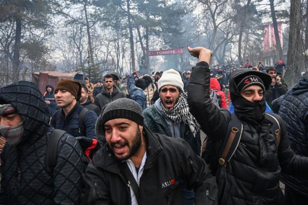 在土耳其开放边界后，2月29日，数以万计的移民抵达希腊边界试图进入欧洲。（AFP/Getty Images）