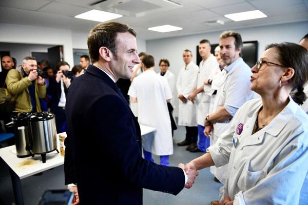 马克龙访问位于巴黎13区的Pitié-Salpêtrière医院。（AFP/Getty Images）