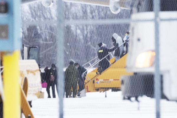 2月7日，从武汉撤离的乘客飞抵加拿大机场。（Getty Images）