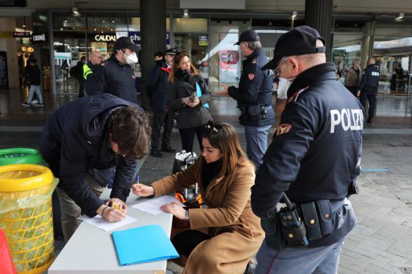 2020年3月9日，意大利警察在威尼斯圣卢西亚火车站做防疫检查，以确没有人违反检疫规定。（图片来源：Marco Di Lauro/Getty Images）