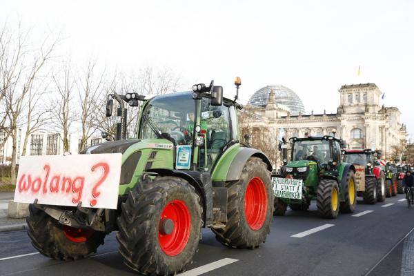 德国农民拖拉机游行抗议环保新规。（Getty Images）