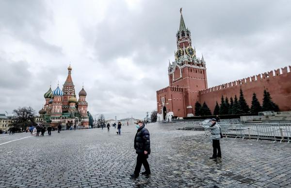 2月19日，一名戴着防护口罩的男子在莫斯科市中心的红场上行走。（AFP via Getty Images） 