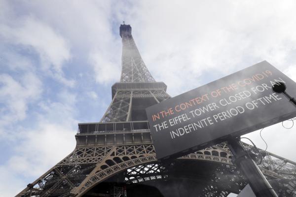 疫情严峻，3月13日晚巴黎三大著名景点——卢浮宫、凡尔赛宫和埃菲尔铁塔分别关闭，直至新决定出台。图为埃菲尔铁塔。（AFP via Getty Images）