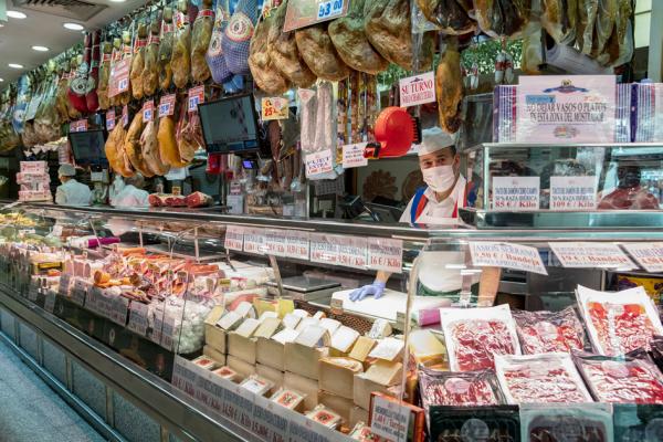 3月14日，西班牙政府要求全国范围内非必要商业活动停止15天。图为马德里一家食品店。（Getty Images）