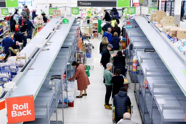 2020年3月14日，在伦敦的一家超市，消费者担心产品短缺，纷纷采购民生用品。（AFP/Getty Images）