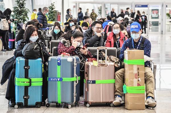 2020年1月31日，在意大利罗马Fiumicino机场的候机楼等候登机的乘客，由于受疫情影响，许多航空公司停止或减少了飞往中国的航班。（图片来源：TIZIANA FABI/AFP via Getty Images）
