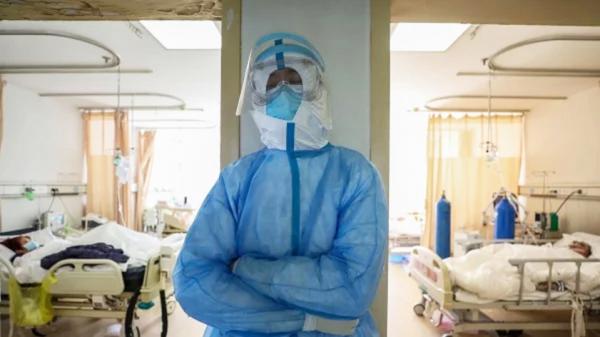 一名医务人员在医院的隔离病房里站着休息。（Getty Images）