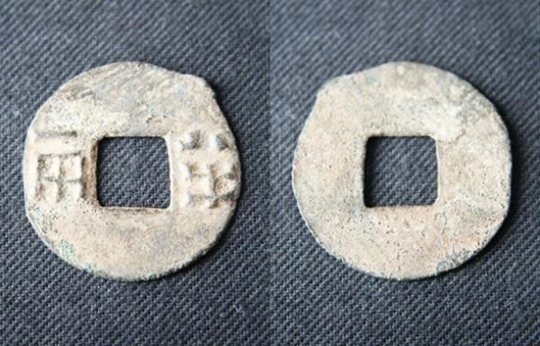 贝币，商代林遮峪遗址出土的铜贝（公有领域）