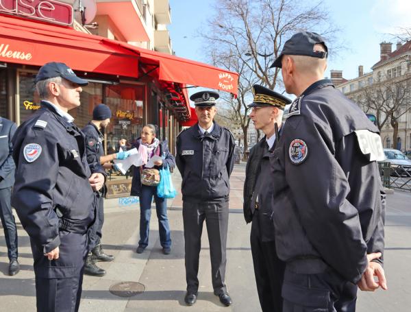 3月18日，法国警方正式开始严查法国隔离期的外出证明，违规者将缴纳135欧元罚款。巴黎警察局长拉勒芒（右二）于当日在巴黎美丽城街区视察警方工作。(摄影：林莲怡/看中国)