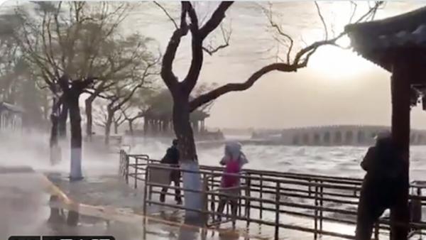 3月18日，北京颐和园昆明湖掀起巨浪。