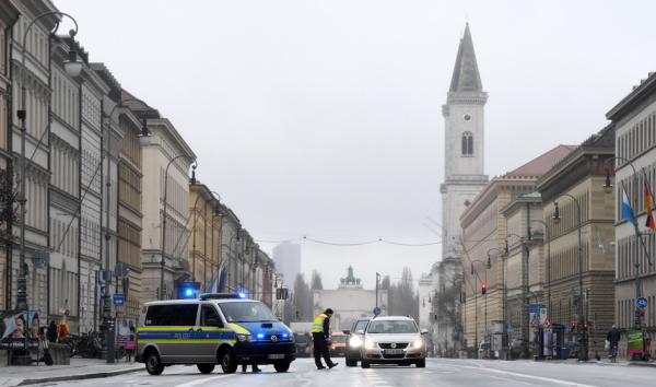 3月21日，德国慕尼黑一位警员检查过往人员。受疫情影响，该城生活的各方面严重受限。（AFP／Getty Images）