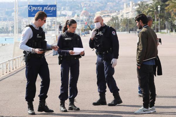 警察在尼斯的盎格鲁街盘查行人的通行证。（AFP/Getty Images）
