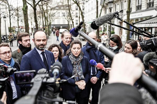 法国总理菲利普（前排左二）于3月10日前往支持身旁的法国前卫生部长布赞女士竞选巴黎市长。（AFP/Getty Images）