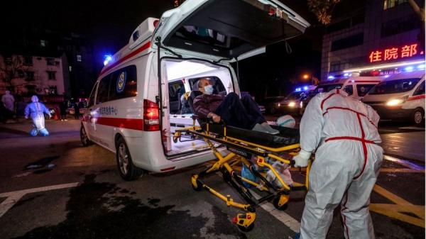 医务人员于2020年3月3日将一名感染者送往武汉市雷神山医院。（图片来源：STR/AFP via Getty Images）