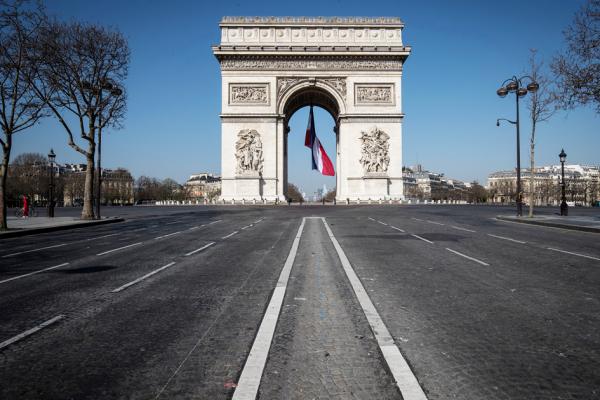 在武汉肺炎疫情的笼罩下，空旷的巴黎香榭丽舍大道，摄于3月19日。（AFP via Getty Images）