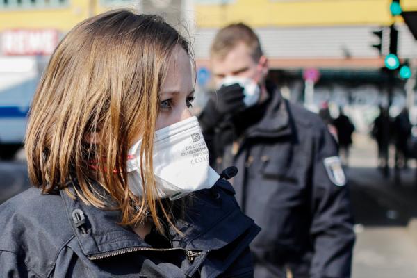 疫情下，德国警察带口罩执行任务。（AFP／Getty Images）