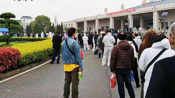3月25日一大早，领骨灰的人在汉口殡仪馆门口大排长龙。