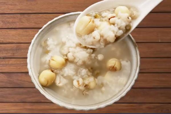 绿豆莲子薏米粥可以补气、安神、美白、消水肿。（胡乃文开讲）