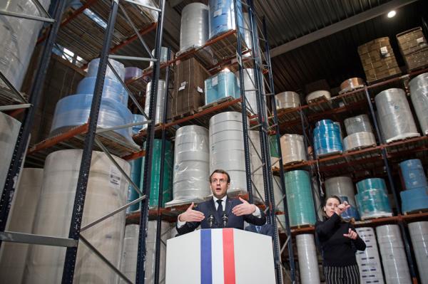 3月31日，法国总统马克龙造访昂热（Angers）郊区克罗米-霍普（Kolmi-Hopen）的口罩工厂 。（AFP/Getty lmages）