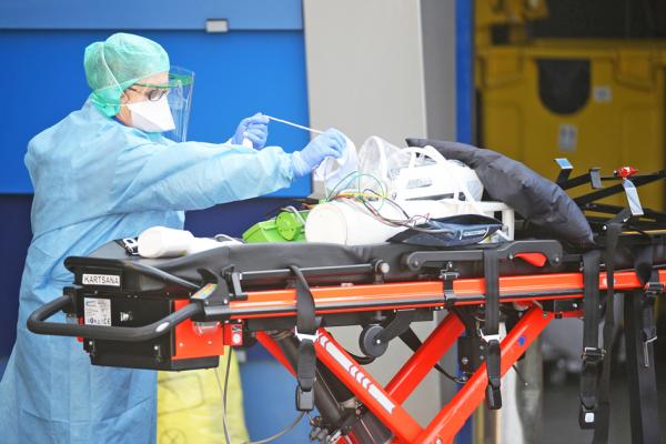 一名在一线对抗武汉肺炎，正在消毒救护车设备的护士。（AFP/Getty Images）