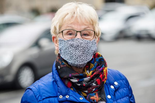 4月3日，德国耶拿市一位老人带着自制的口罩。（Getty Images）