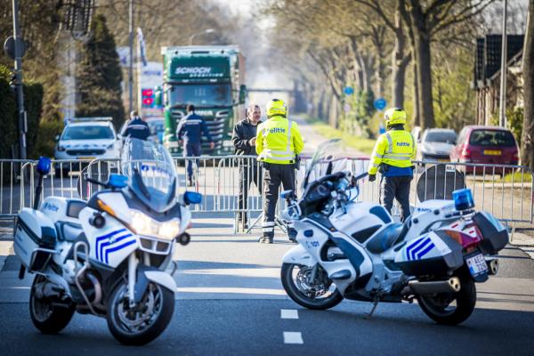 2020年4月1日，比利时警察在比利时与荷兰之间的封闭边界上。（AFP/Getty Images）