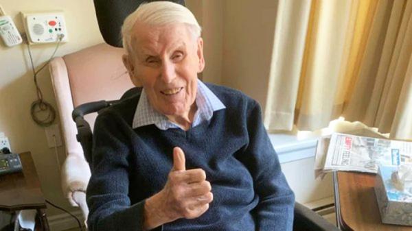 西温哥华市老人胡瓦染疫康复后，微笑着竖起了大拇指。（Twitter）