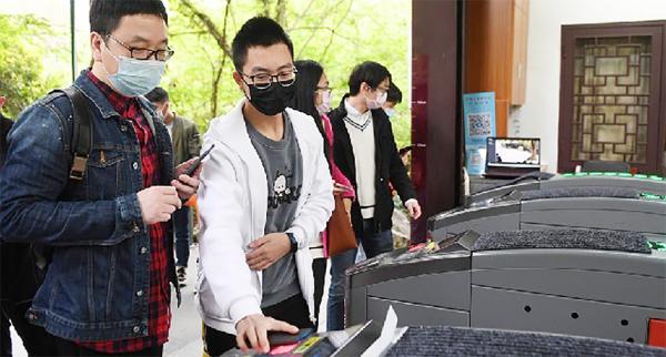 图为4月6日，杭州西湖灵隐飞来峰景区控制人流，游客必须先预约再扫码才能进入。（中央社）