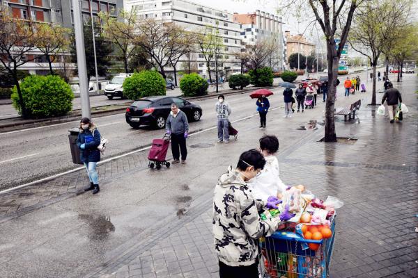疫情中，马德里民众在一超市前排队购物。（AFP via Getty Images）