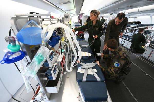 3月31日，法国空军的摩耳甫空中军事医院（空中客车A330凤凰号飞机）从米卢斯飞往德国汉堡运送被冠状病毒感染的患者。军方医护人员在飞机起飞前做最后检查。（AFP/Getty Images）