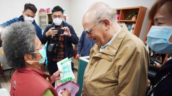 83岁何姓老阿嬷捐出一周所得帮助神父吕若瑟另一个家乡顺利度过难关。